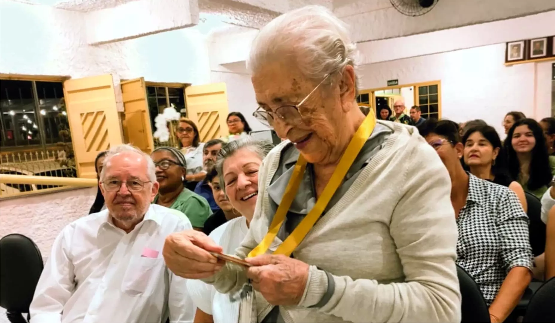 A professora Almina Arraes chega aos 100 anos e é agracidada com a Comenda Irineu Pinheiro do Instituto Cultural do Cariri